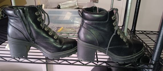 Women's Boot Size 9 . Memory Foam 