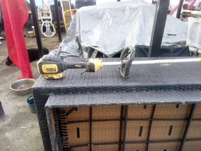 DeWalt 20 V Max Weedeater