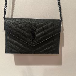 YSL~CASSANDRE ENVELOPE IN GRAIN DE POUDRE LEATHER NOIR