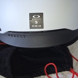 Oakley Mod 3 Snowboarding/ Ski Helmet NeW!!