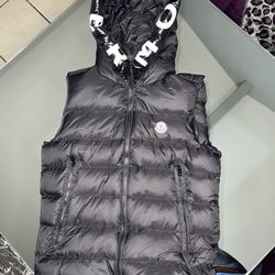〽️〽️Black Moncler Montreuil Vest W/Embroidered Logo〽️〽️
