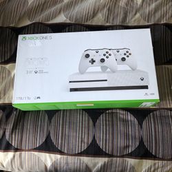 Xbox One S 1TB / 1 To  + 2 Controls  Trade Only