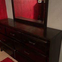 Dresser With Mirror 