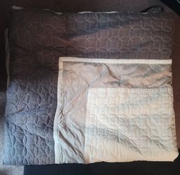 gray and white geometric patterned microfiber comforter.