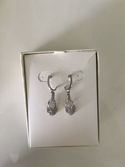 3CTTW white Diamond knot earrings