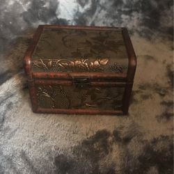 Wood Covered in Leather/Vinyl Imprint Floral Design Storage box 