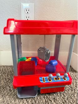 Toy claw machine