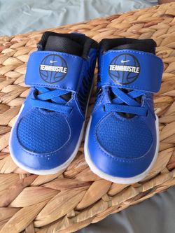 Nike Team hustle shoe