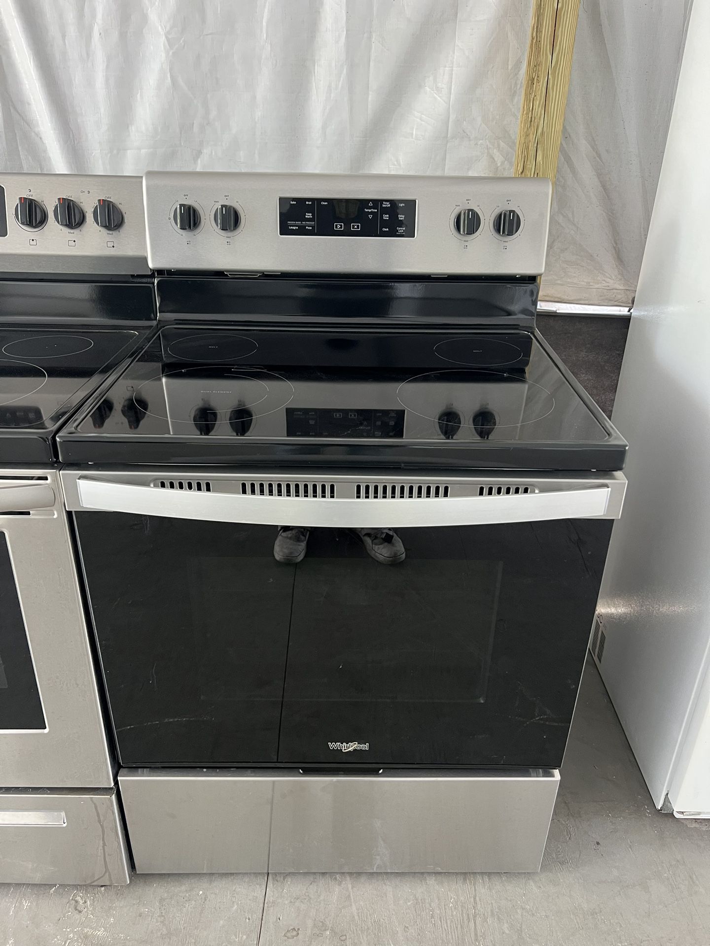 Whirlpool Stainless Steel Glasstop Stove   60 day warranty/ Located at:📍5415 Carmack Rd Tampa Fl 33610📍