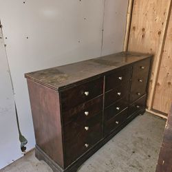 Antique Dresser Big Size In Good Condition Just Needs To Clean It 