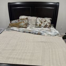 King/CA king wood bed frame