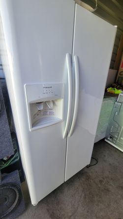 Frigidaire 26 cu. ft. Side-by-Side Refrigerator with Ice & Water Dispenser/ Refrigerador Frigidaire 26 pies cรบbicos con dispensador de agua y hielo