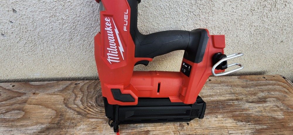 Milwaukee Finish Nailer 18 Gauge Fuel M18 Tool Only 