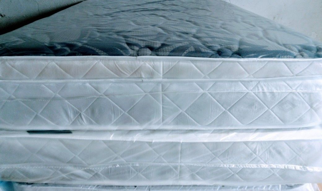 $230 Queen Set Pillow Top Mattress And Box spring Brand New Free
