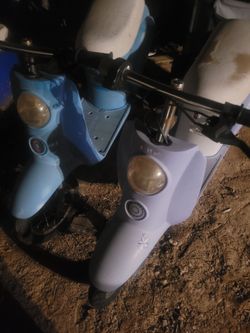 Pair of razor Vespa scooters