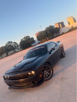 2015 Dodge Challenger SXT V6 – Clean Title – Custom Seats