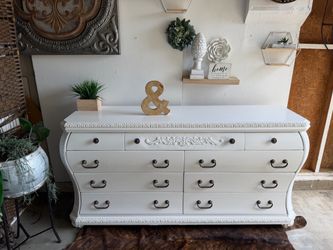 Dresser 9 drawers white all the drawers work good