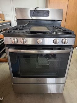 GE 30" Stainless Steel Gas Convection Range (JGB700SEJ4SS)