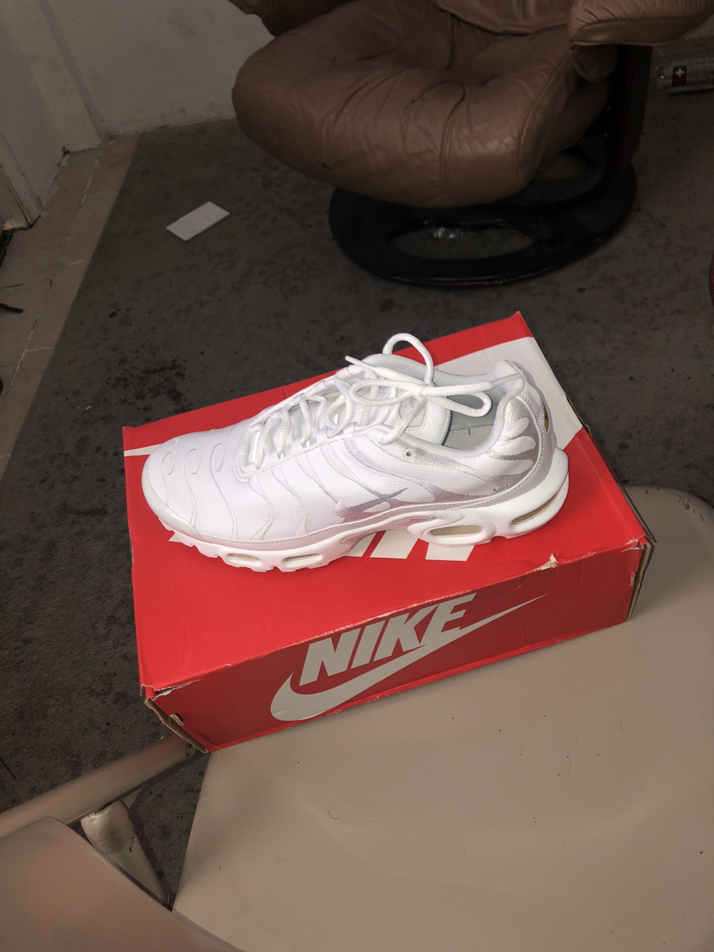 NIKE AIR MAX PLUS WHITE 9.5 MEN