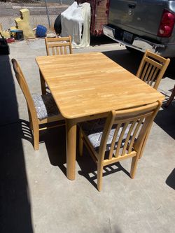 Table and 4 chairs with extension