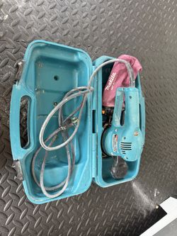 Makita BO5021 5” orbital sander with case
