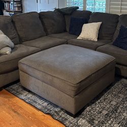 Sectional couch With Ottoman 