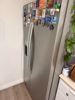 Refrigerator / Freezer – Works Great – Water & Ice Maker Untested