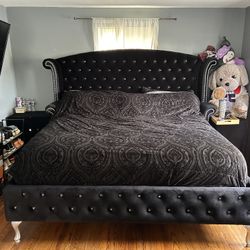 BEDROOM SET WITH NIGHT STANDS 