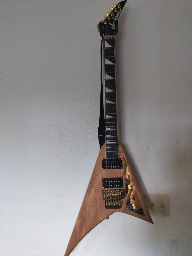 Rose V 6 String With Strap Locks