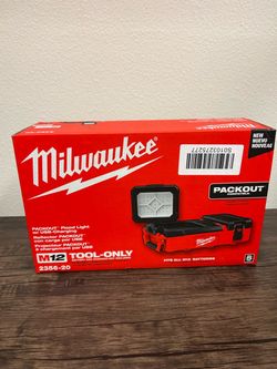 Milwaukee M12 PACKOUT Flood Light with USB Charging
