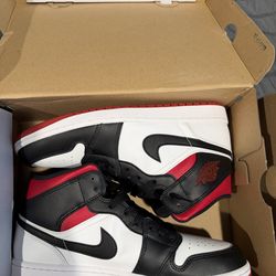 Jordan 1 mid gym red black toe