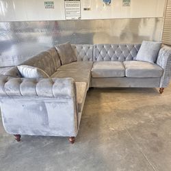 Grey tufted Sectional Couch  FREE DELIVERY 🚚