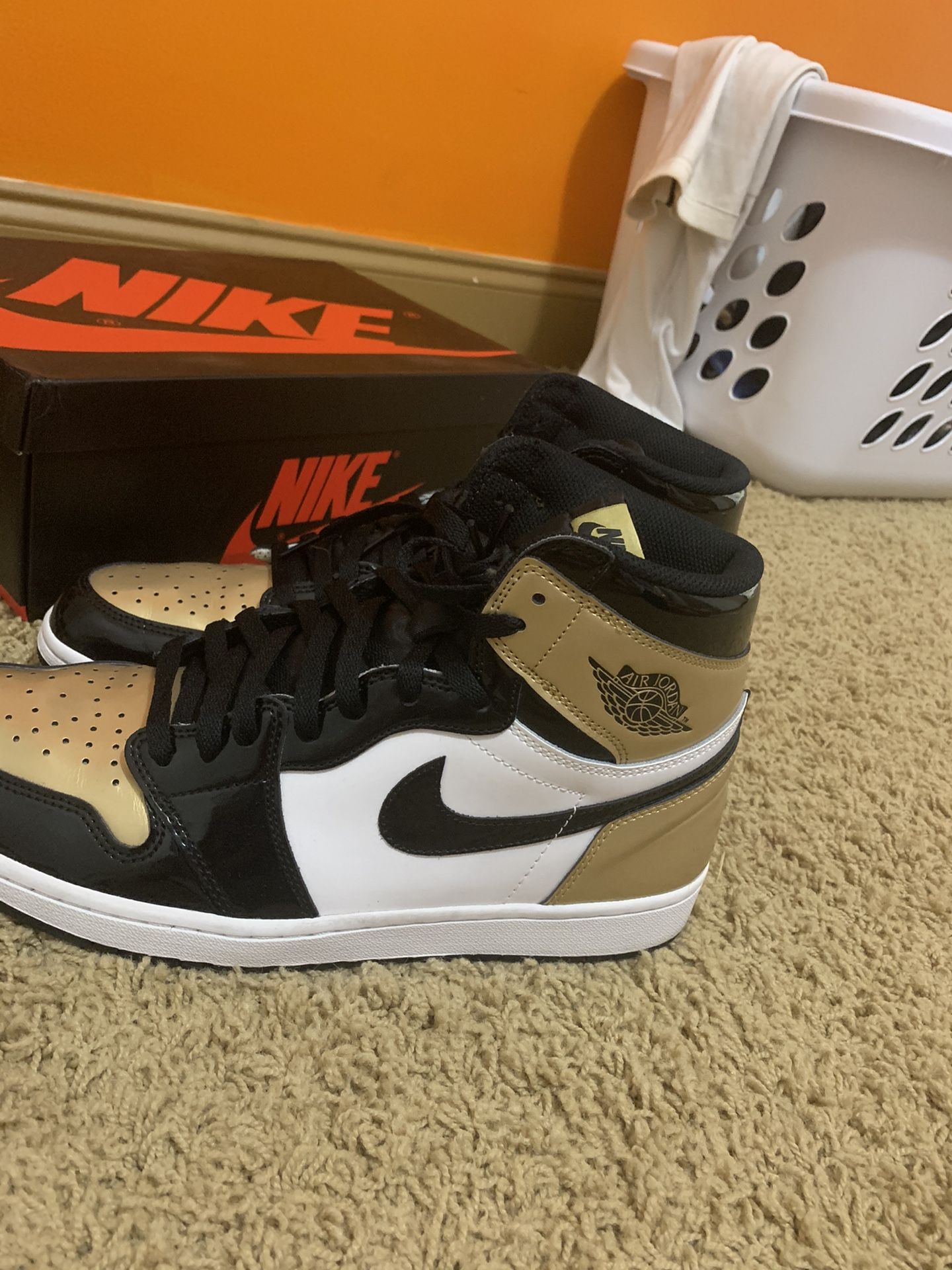 Gold Toe Jordan 1 High DS with box and laces