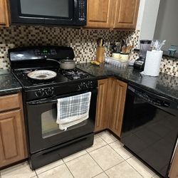 Refregerator Microwave dishwasher And Oven Range 