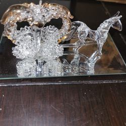 Horse With Heart Shaped Carriage Crystal Gift!