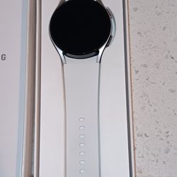 Brand New in the box SAMSUNG GALAXY 4 with charger and box