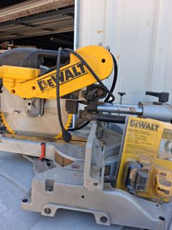 DEWALT COMPOUND MITER SAW W /LASER