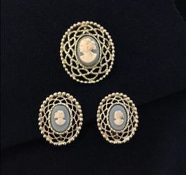 WOMENS SARAH COVENTRY 3 PIECE VINTAGE CAMEO JEWELRY SET. 