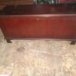 Stickling. Cedar chest Antique antique Is great condition