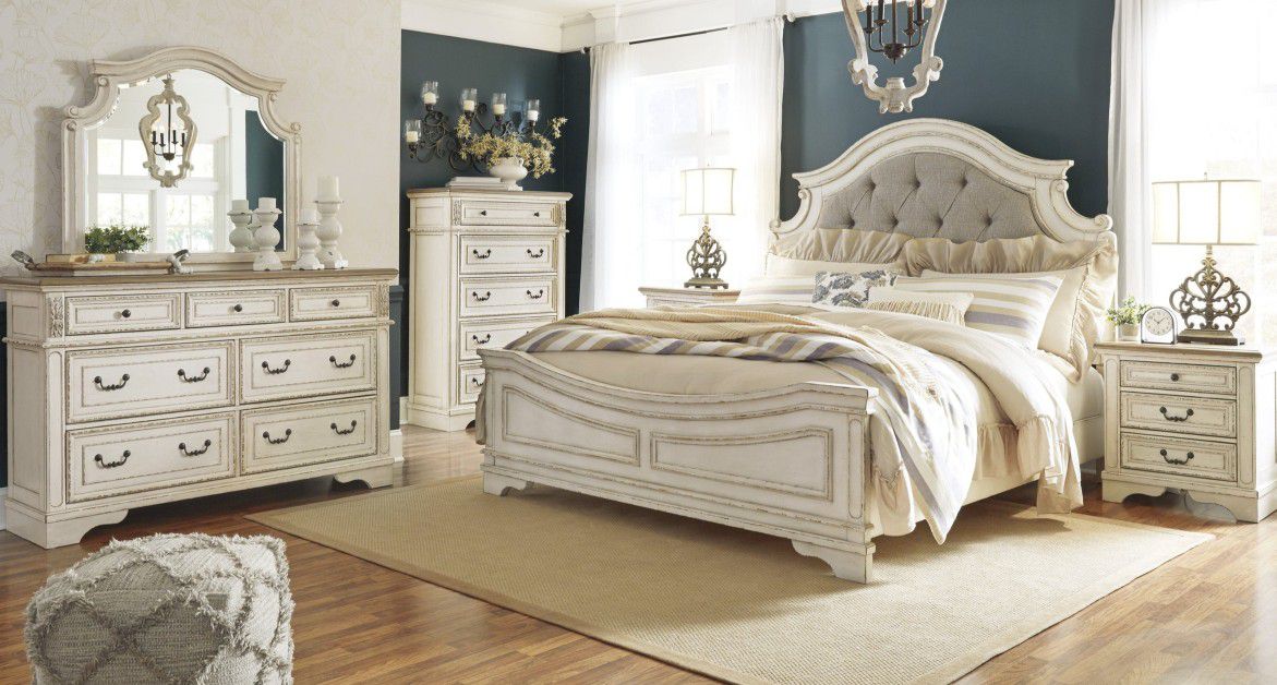  ♥️Realyn Chipped White Panel Bedroom Set

