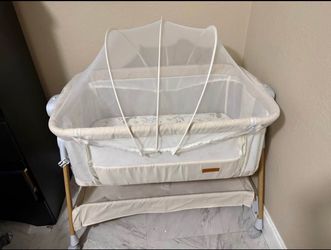 Bassinet with wheels and mosquito net