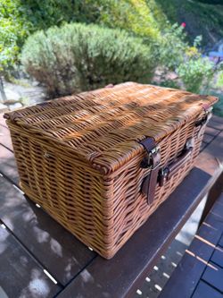 Van Chef Wicker Picnic Basket