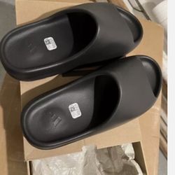 Onyx Yeezy Slides (Size 10) (MAKE OFFER)