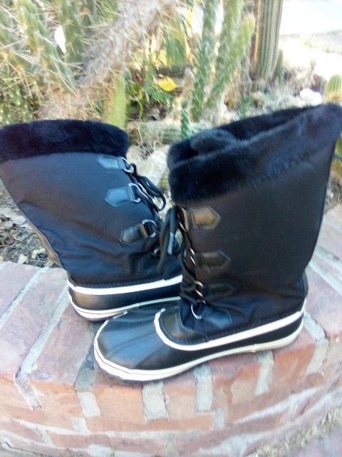 Women's Sz 10 Snow Boots $16