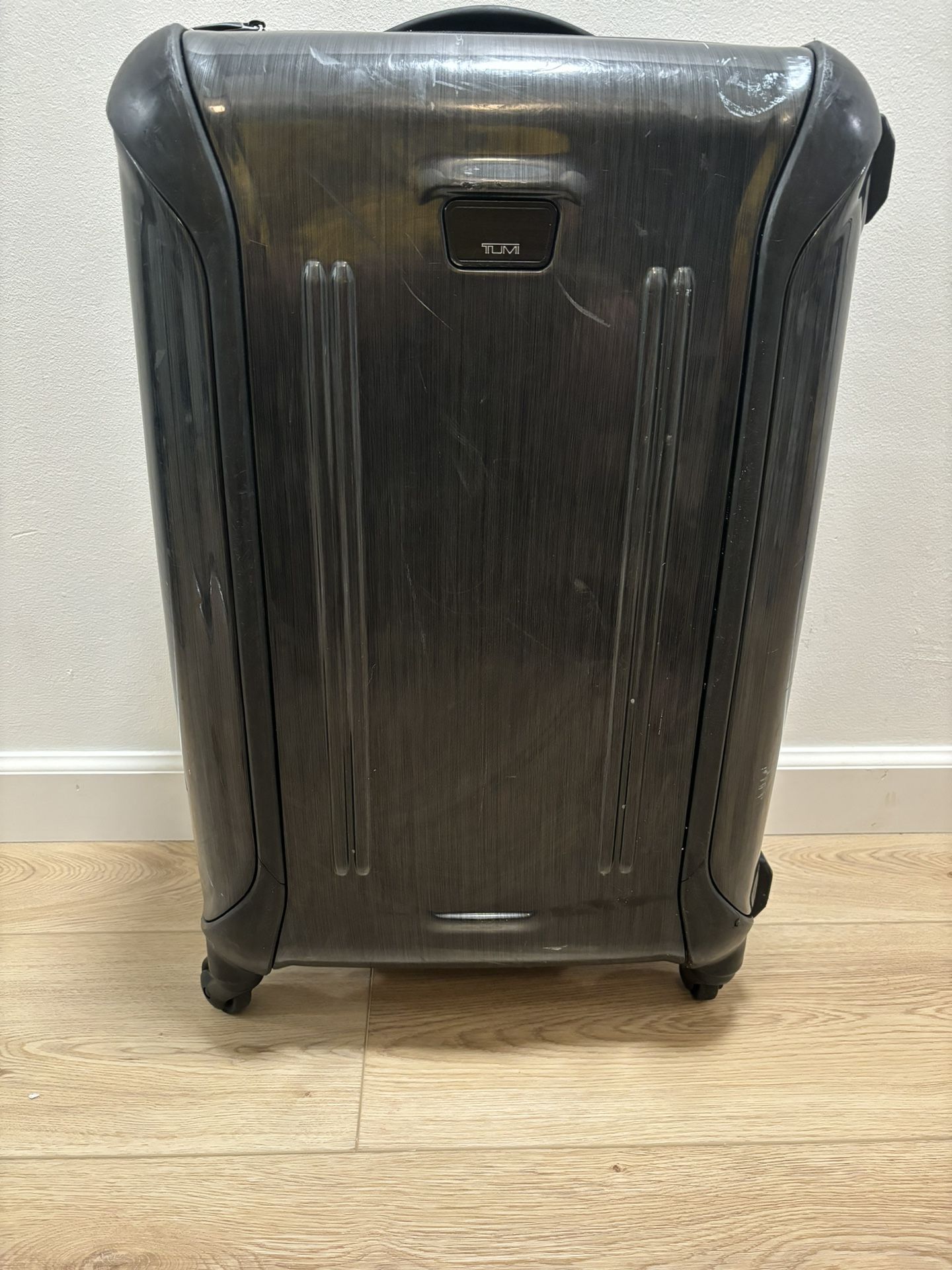 Preowned Tumi Vapor med Trip Packing Case Hard Shell Luggage new it’s about $845 Good condition. Solid working order. Clean and odor smoke free. Appro
