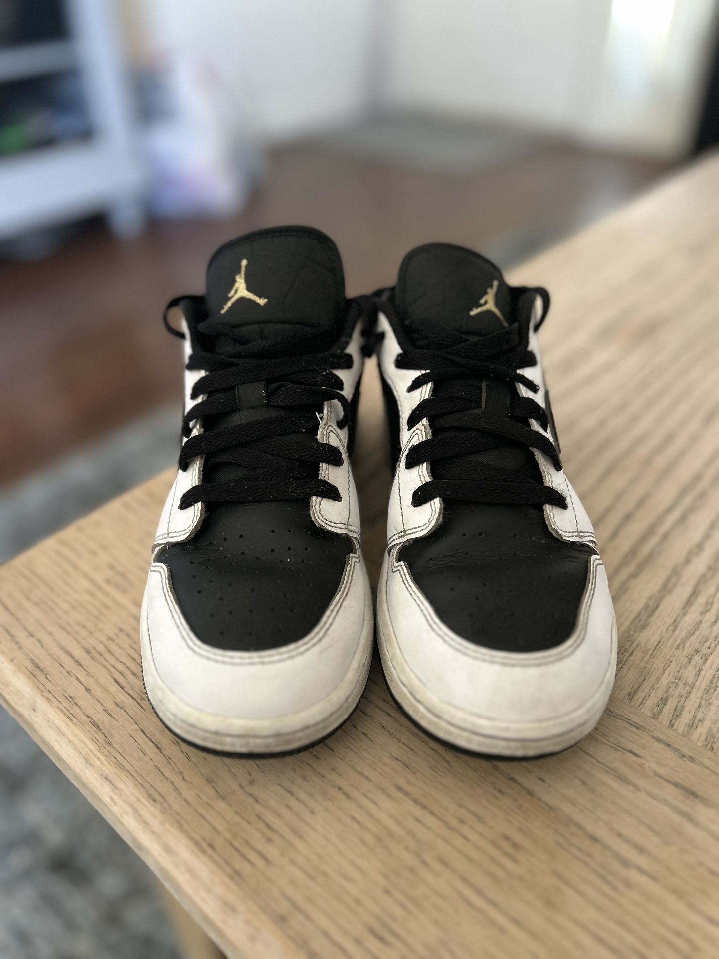 Jordan 1 Low Gold Swoosh Size 5Y