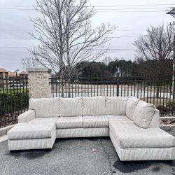 Free Delivery 🚚 White Double Chaise Sectional Couch 