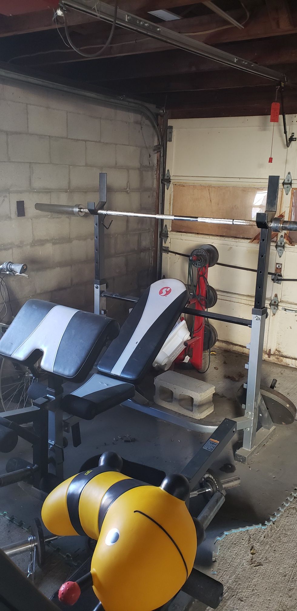 Adjustable Workout bench and Olympic Bar. AND 300 LBS IN WEIGHTS *. **MUST PICK UP**