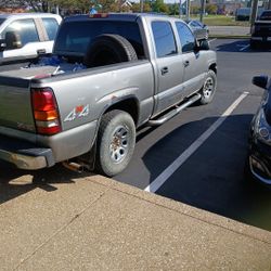 Gmc 4x4. Shiver On  Floor    Automatically  Shifts Like  New 