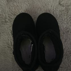 UGG ultra mini platform boots in black size 8